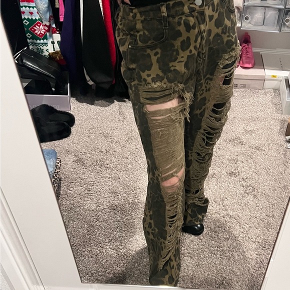 Distressed Green Camo Pants - Picture 10 of 15